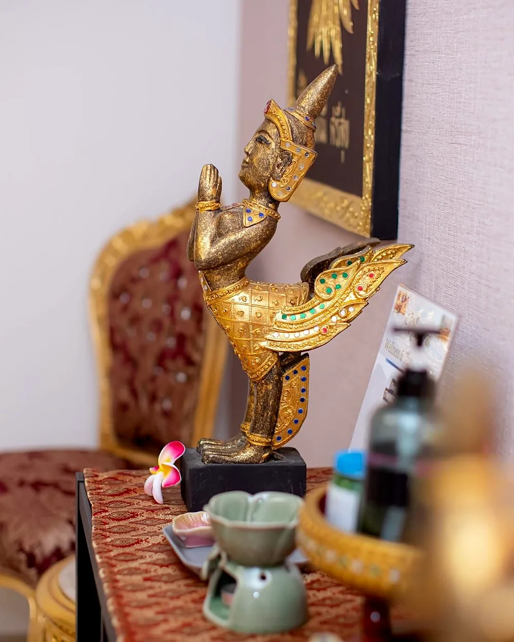 Einzelner Behandlungsraum mit Liege bei Manora