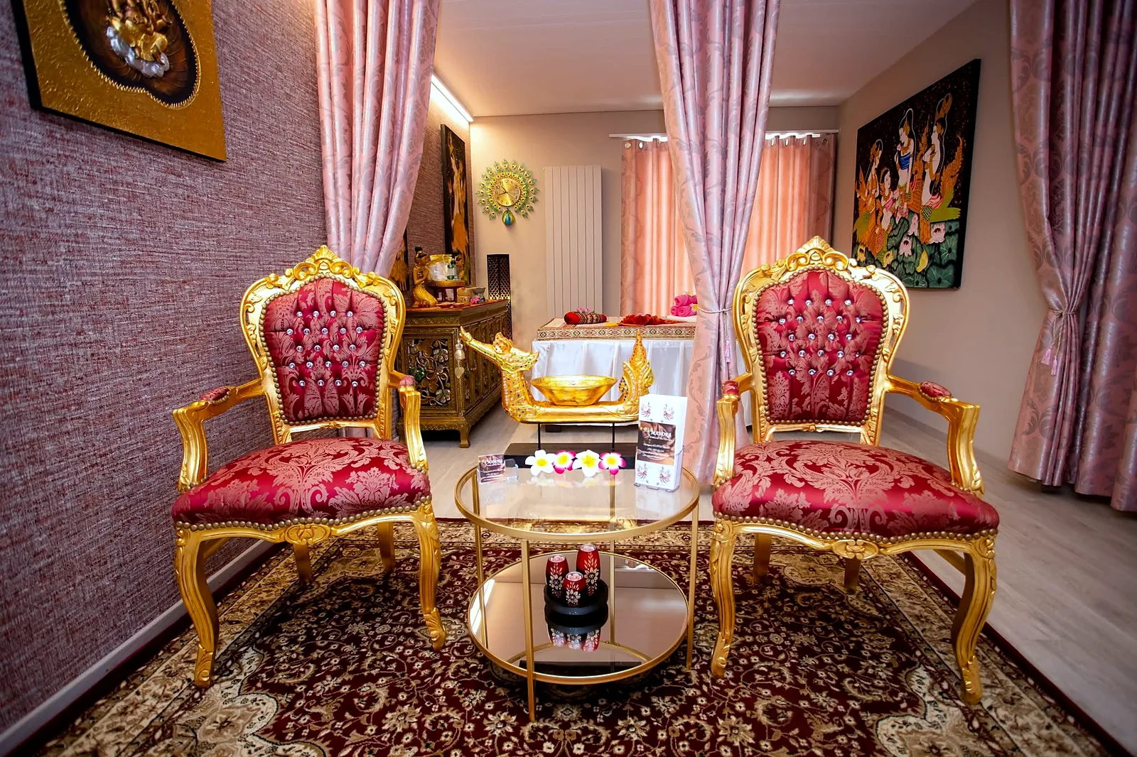 Empfang mit goldenen Thai Sesseln und rosa Vorhängen
