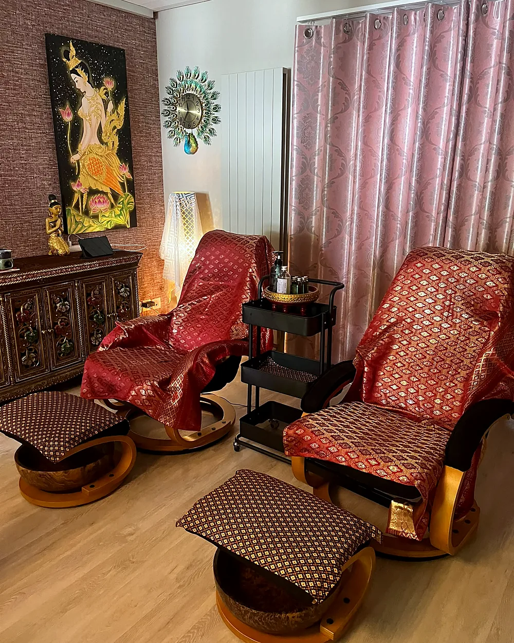 Zwei Sessel für die Thai Fussmassage
