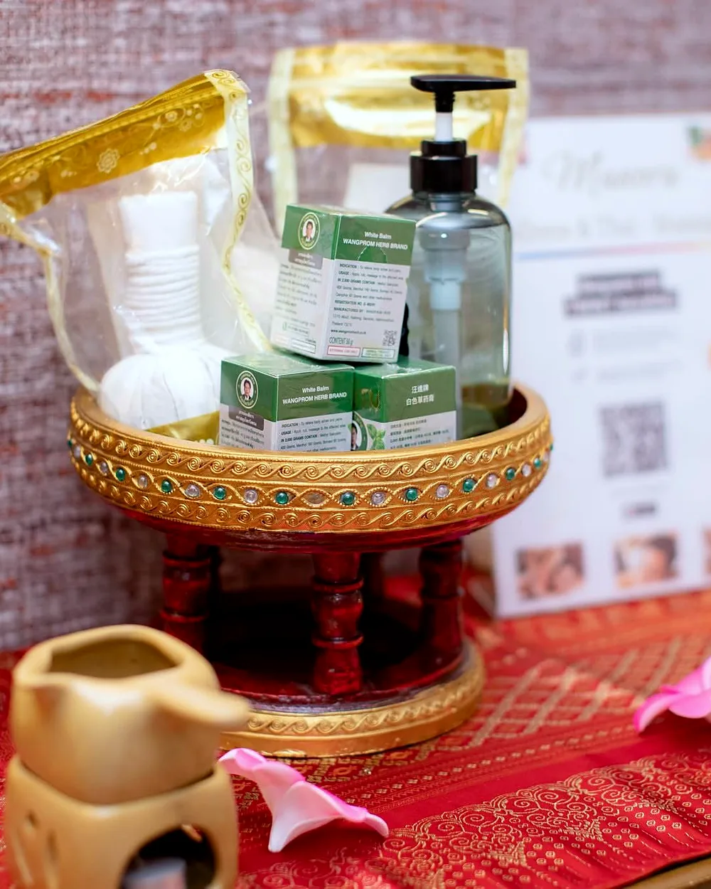 Kräuterstempel und Balsam auf einer goldenen Thai Schale bei Manora