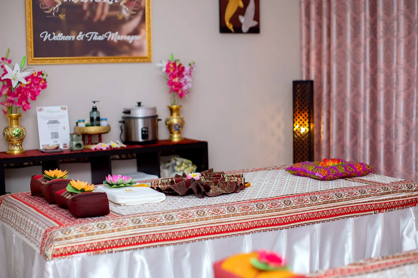 Vorbereitete Liege mit Thai Stoffen, Lotusblüten und Tuch